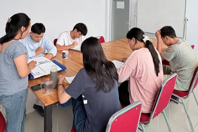 Peserta Adult Learning mengerjakan latihan bersama instruktur di English Central