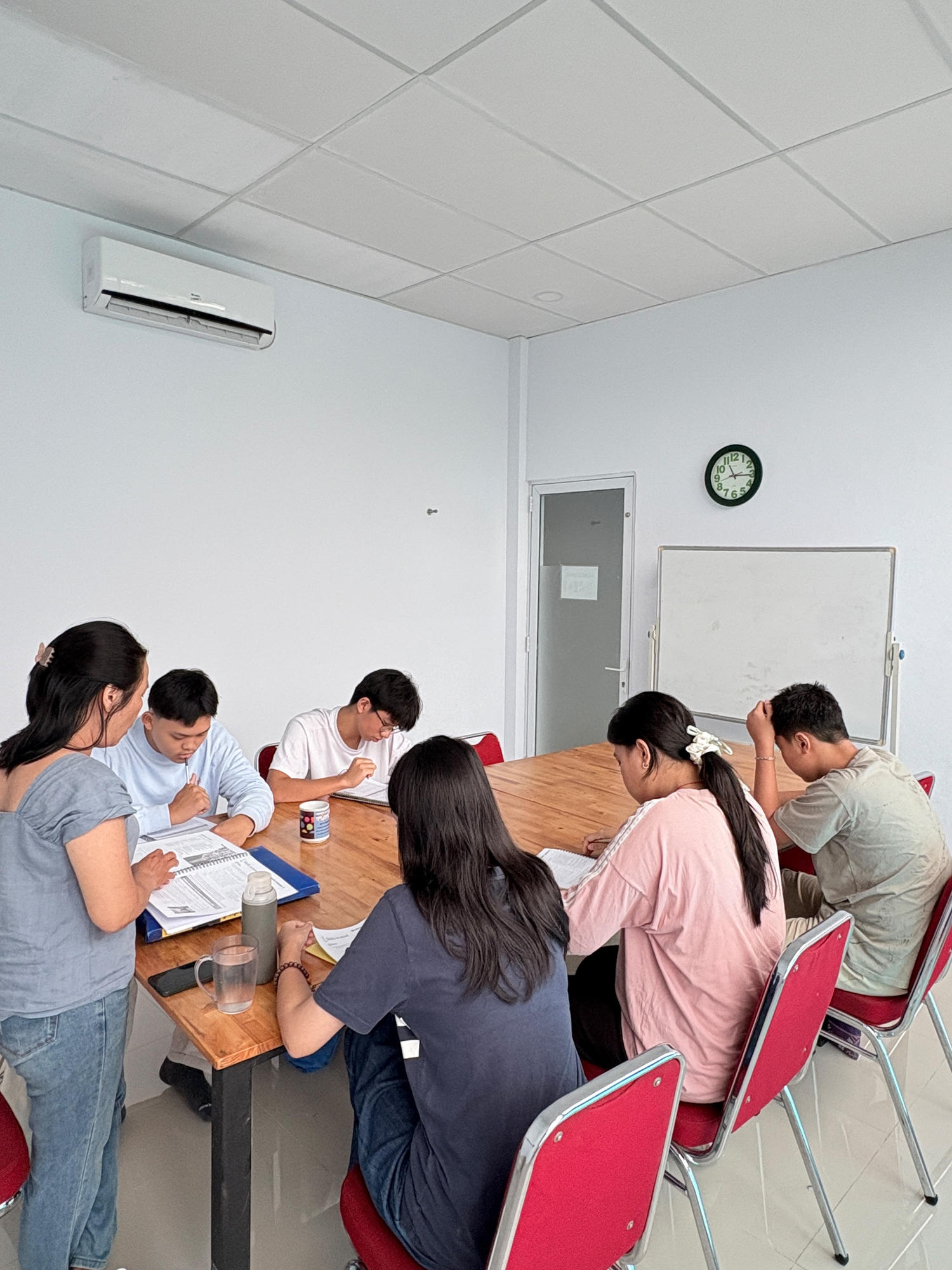 Peserta Adult Learning mengerjakan latihan bersama instruktur di English Central