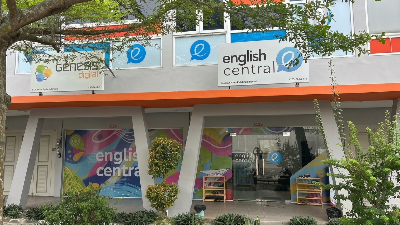 Tampak depan gedung English Central dengan papan nama dan pintu masuk