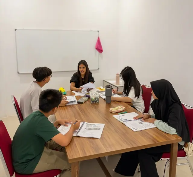 Peserta Kids dan Teens belajar bersama guru di ruang kelas English Central